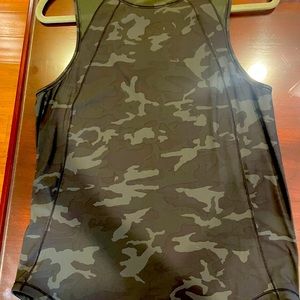 NWOT Lululemon Sculpt Tank Top Back Vent Size 8 Camo